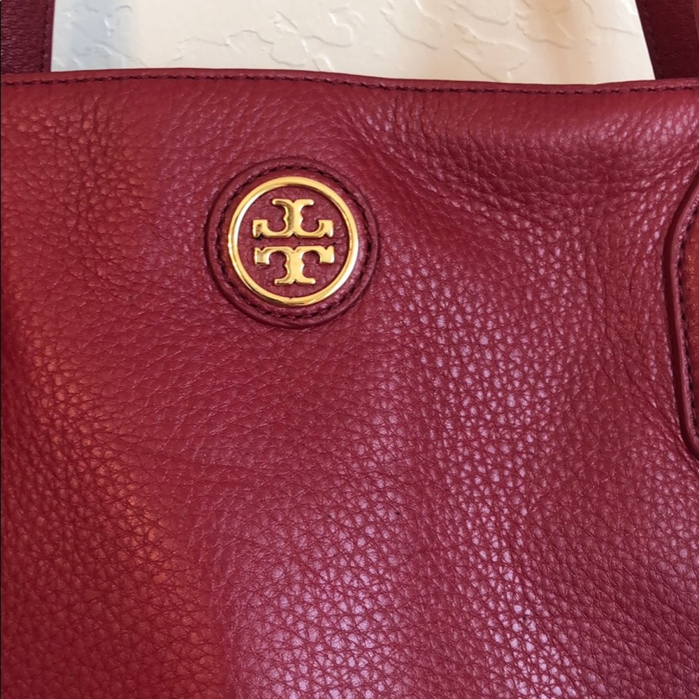 Tory Burch crimson leather bucket bag - Picture 2 of 8